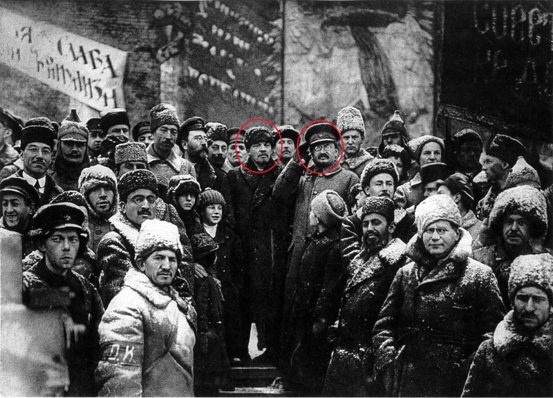 Ленин и Троцкий в окружении "пролетариев" еврейской крови... Ленин и Троцкий в окружении "пролетариев всех стран" еврейской крови...