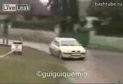 видео На двух колесах удержал : видео На двух колесах удержал :
